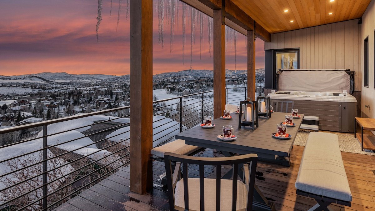 Stunning Views + Hot Tub – Monarch Retreat gallery image 5