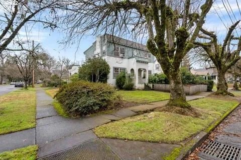 Spacious Willamette Wine Country Manor + Hot Tub gallery image 4