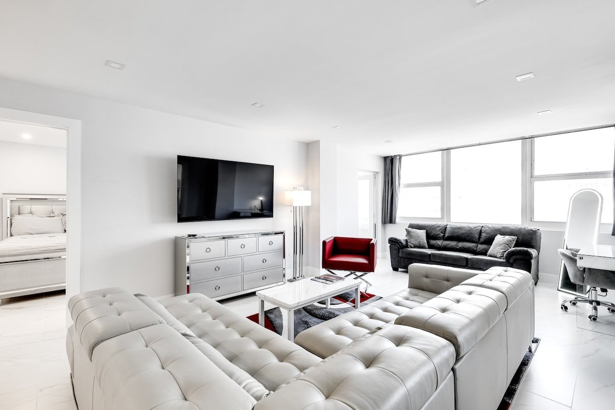 On the BEACH-Large Pool-Tiki Bar-Views gallery image 5