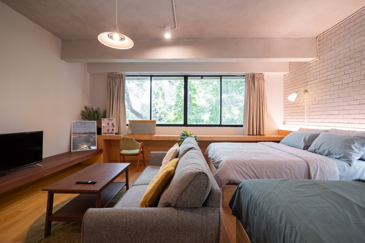 Private Spacious Home-like Setting Heart of City gallery image 2