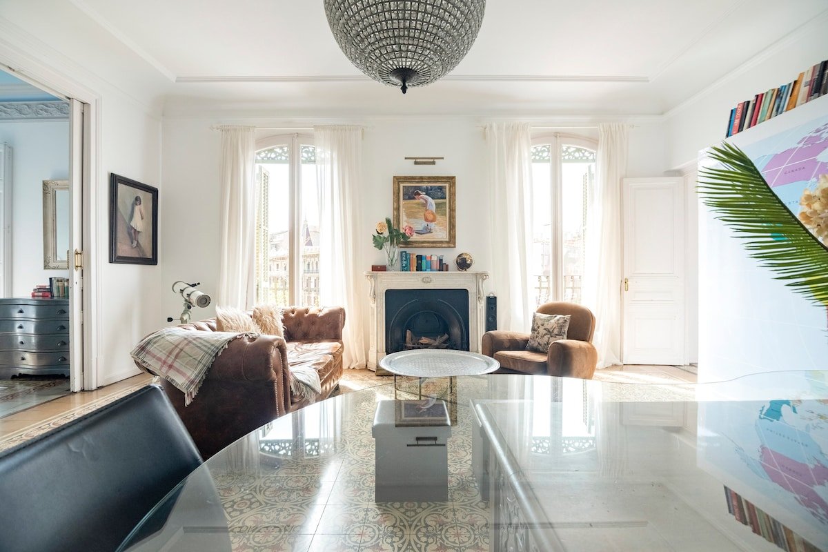 Luxury modernist apartment in the core of the city gallery image 4