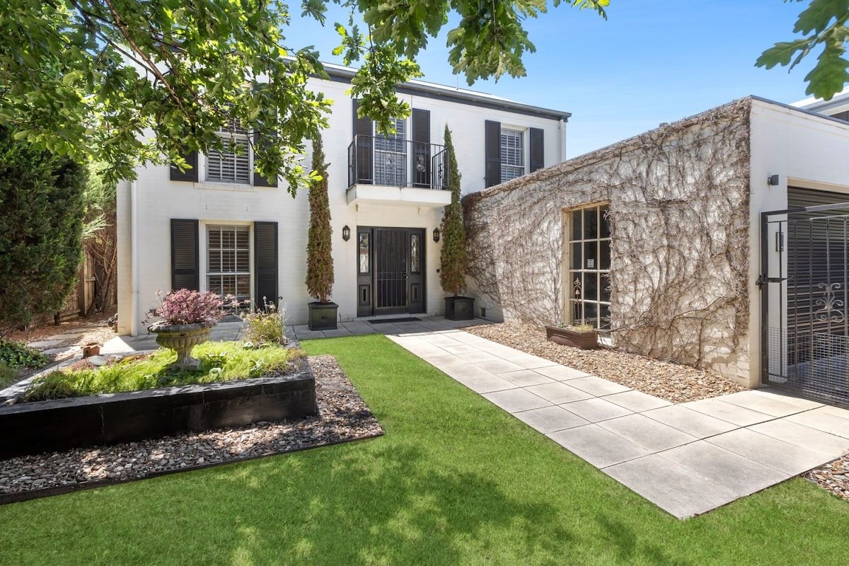 Bella Vista Retreat With Pool, 950m to Beach gallery image 3