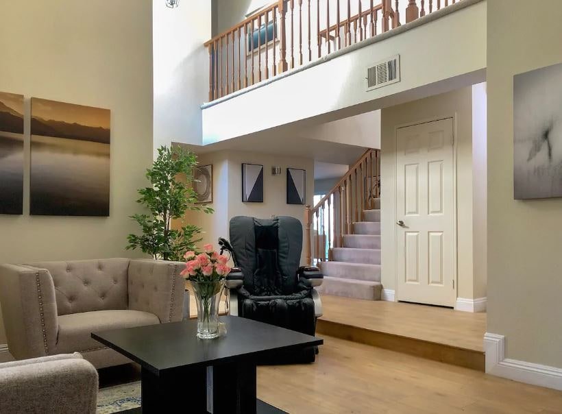 Spacious 7 Bedroom Home Great for 16 Guests gallery image 2