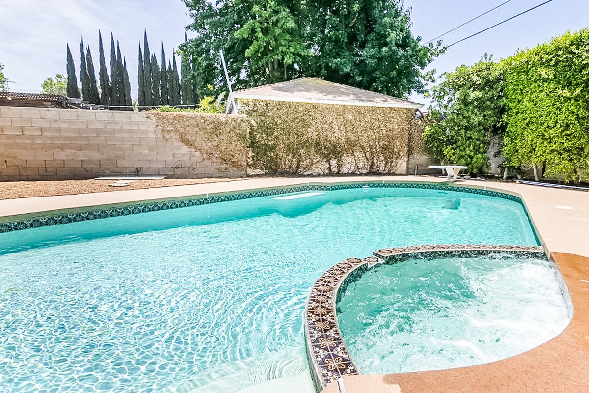 Private house with pool in LA