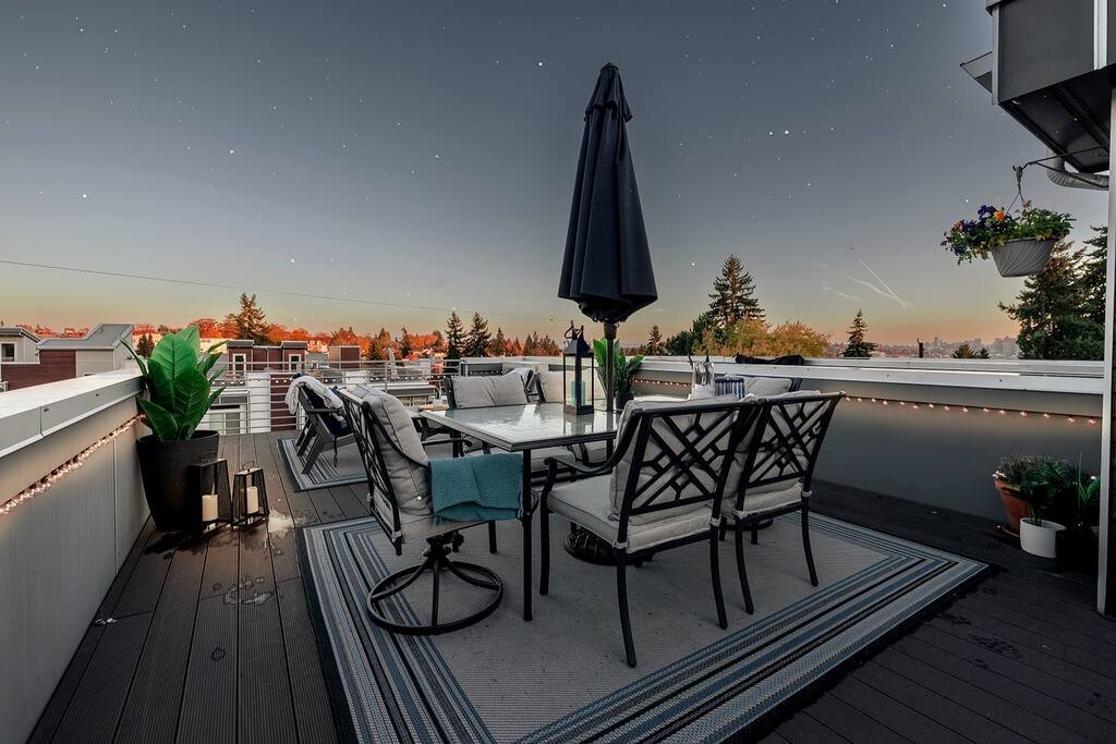 Lake Union Lookout | 3BR Townhome + Rooftop Views gallery image 4