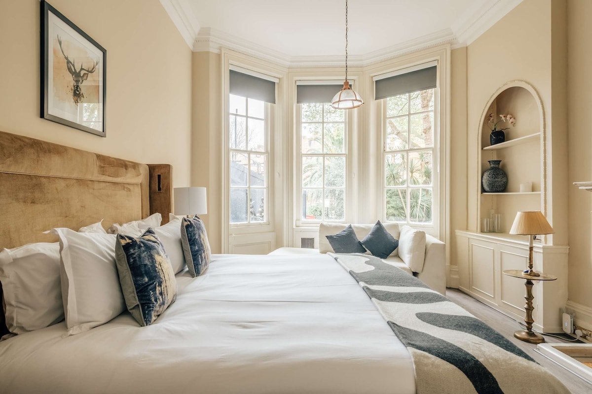 The Portrait Chamber: Elegant 3BR in Knightsbridge gallery image 4