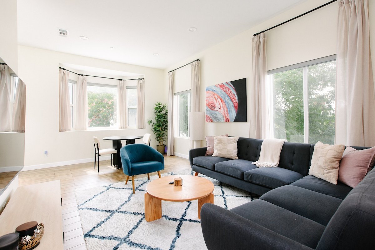 Hilltop Views! Large 5BR Home + Private Guesthouse gallery image 3