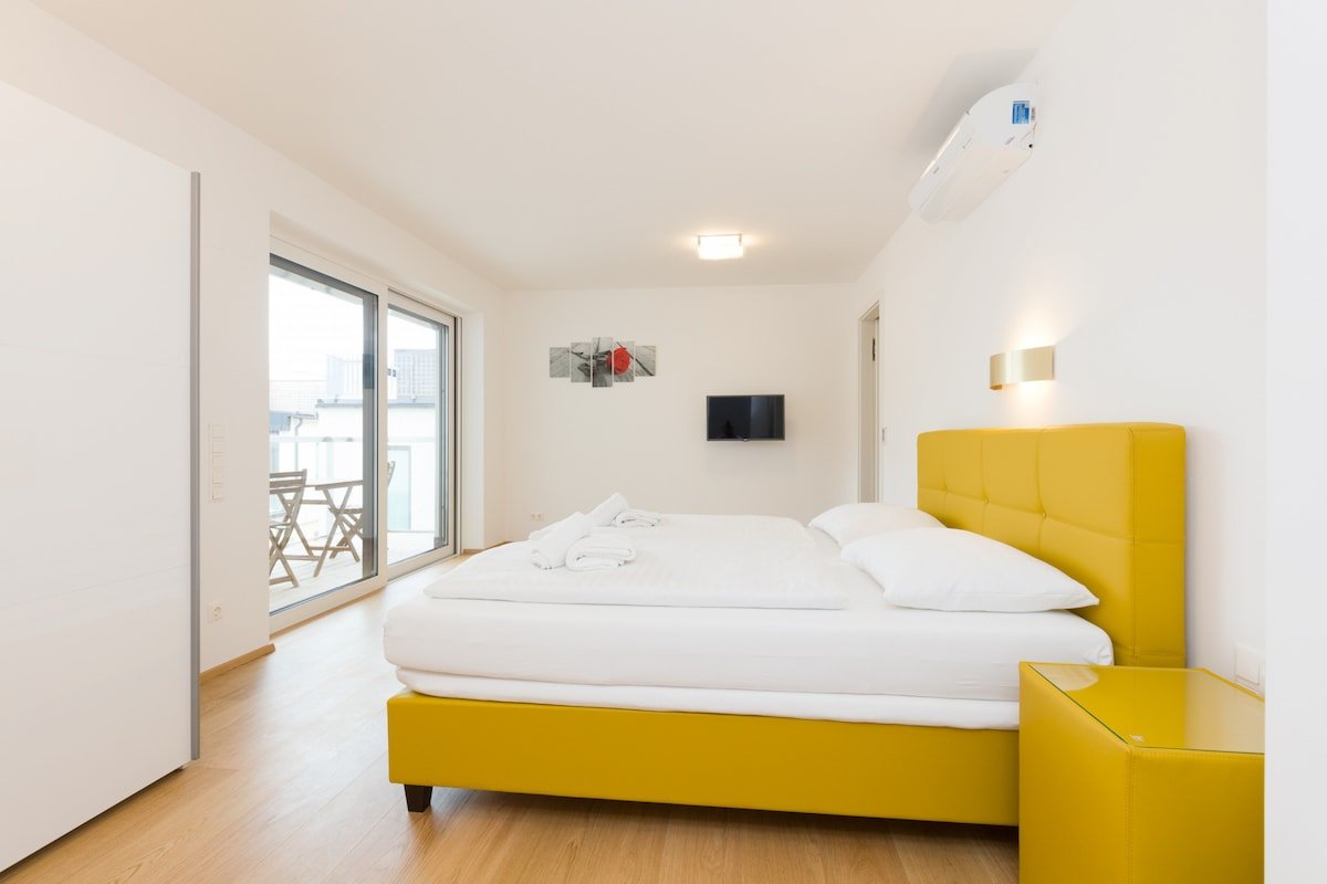 City Center Penthouse: Modern 5BR w/ AC, Riverside gallery image 4