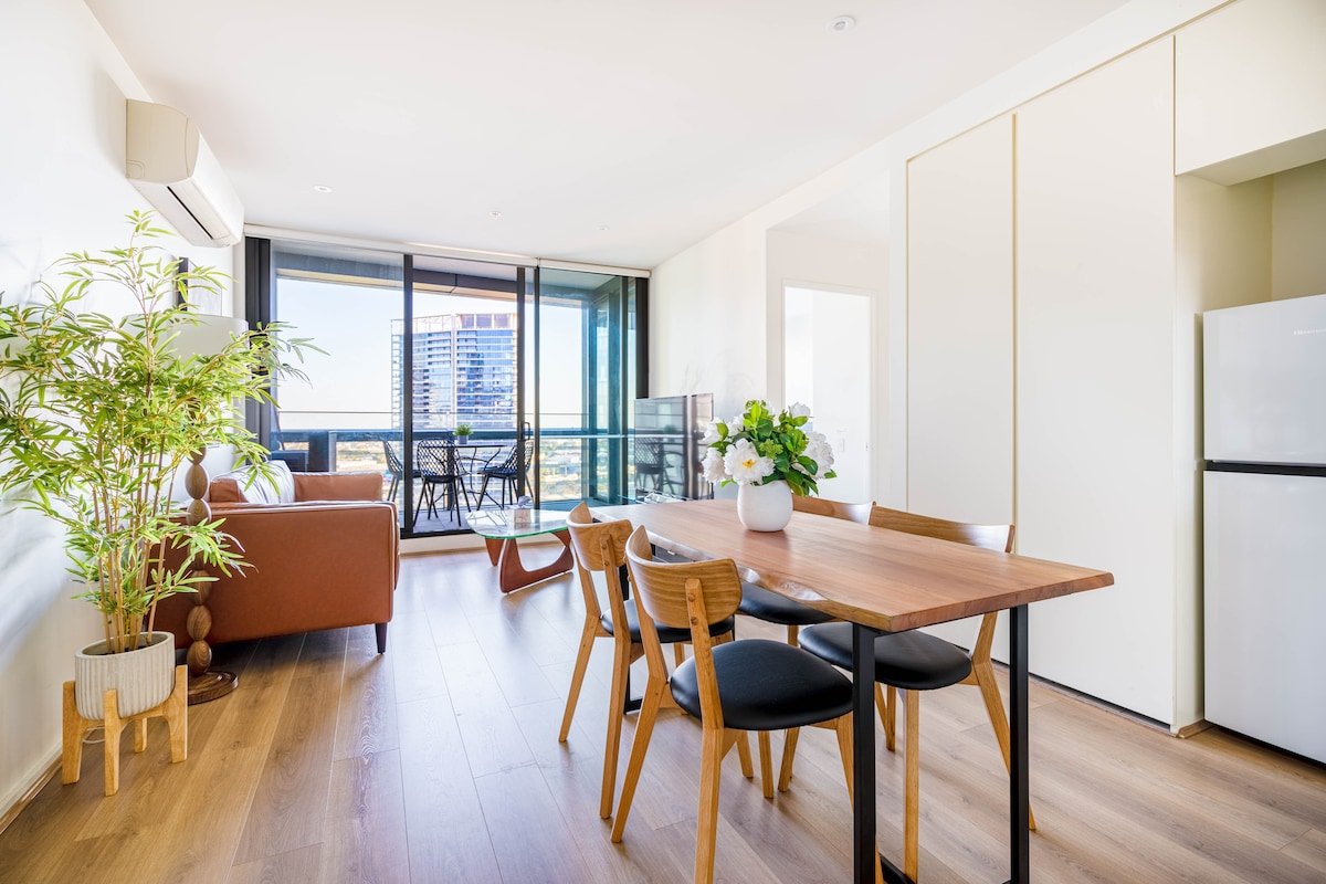 Waterfront 2BR Docklands apt w Balcony&FreeParking gallery image 2