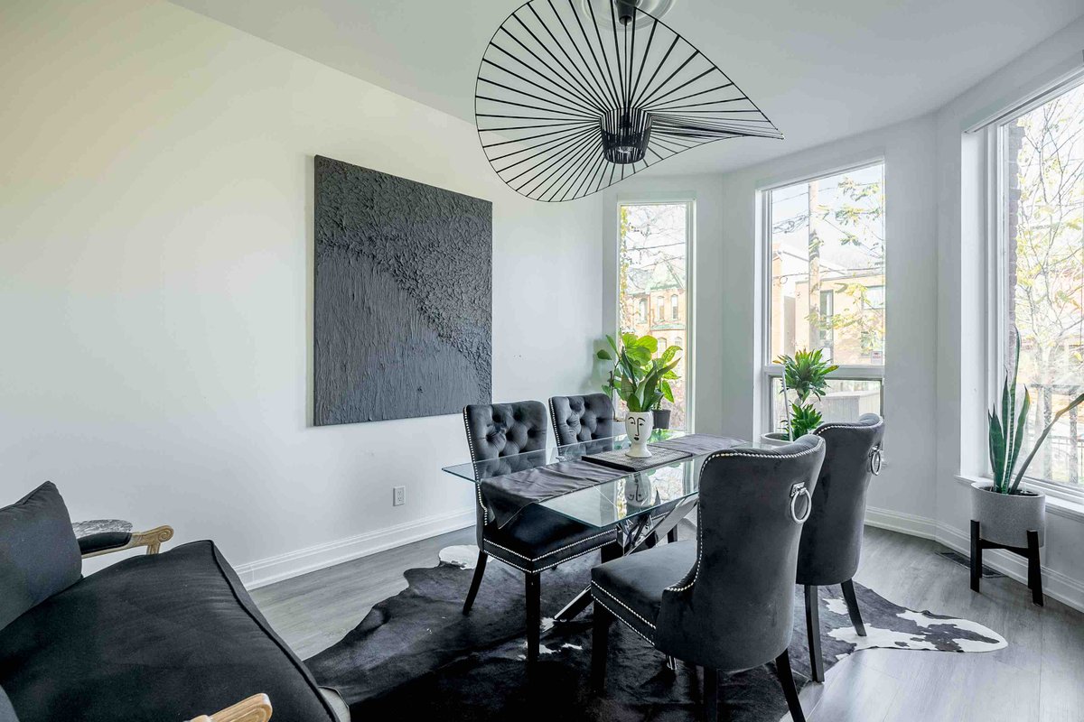 Downtown Victorian close to the Eaton Centre