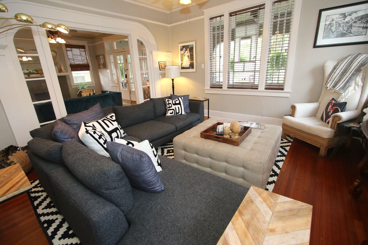 Gorgeous uptown 3 bedroom home w/pool and parking! gallery image 3