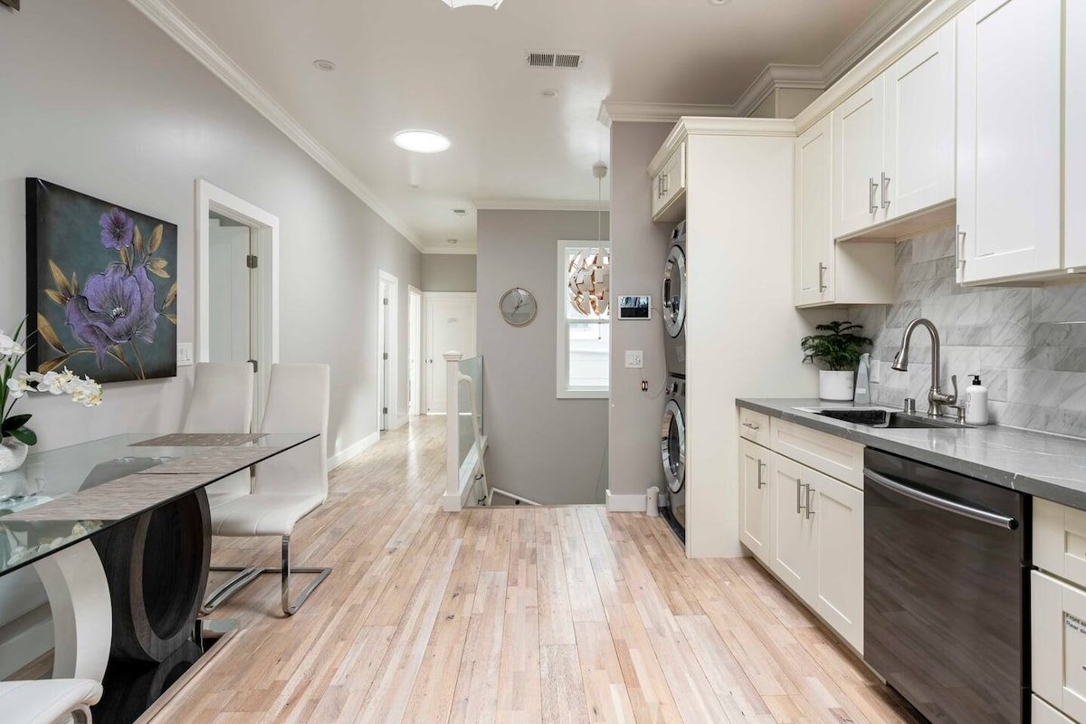 Cheerful 3 Bedroom Condo *mostly private in DT SF gallery image 2