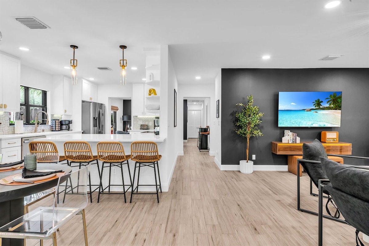 Modern Deluxe Palm Beach Coco Villa & Pool Bar! gallery image 3