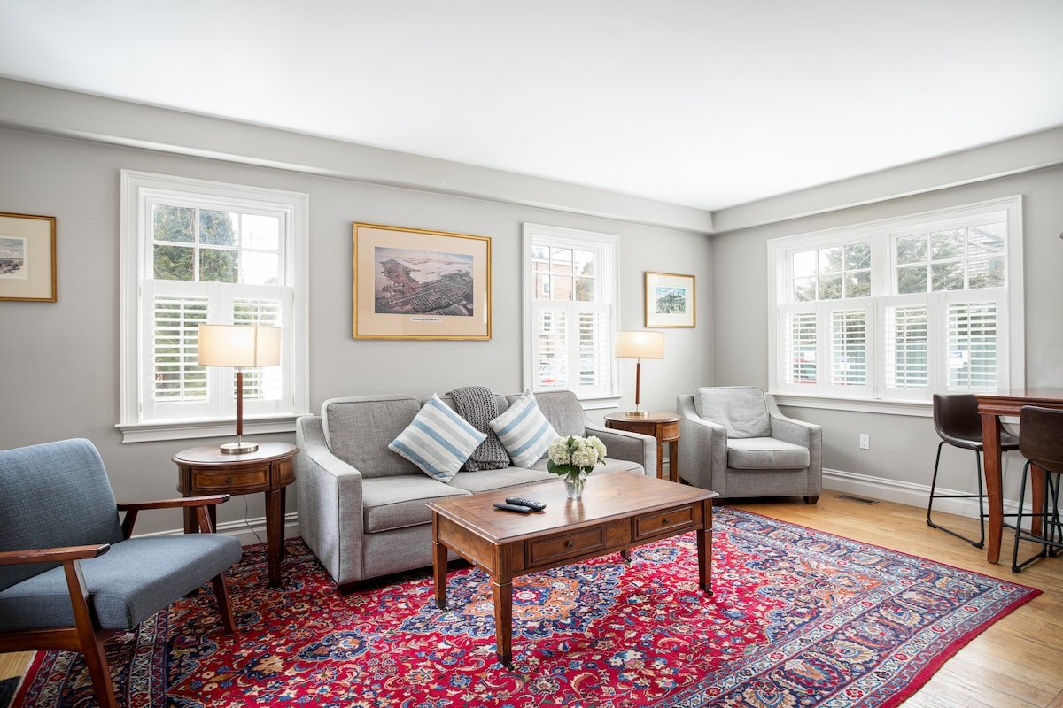 Modern 2-Story Downtown Retreat | Steps to Thames gallery image 2