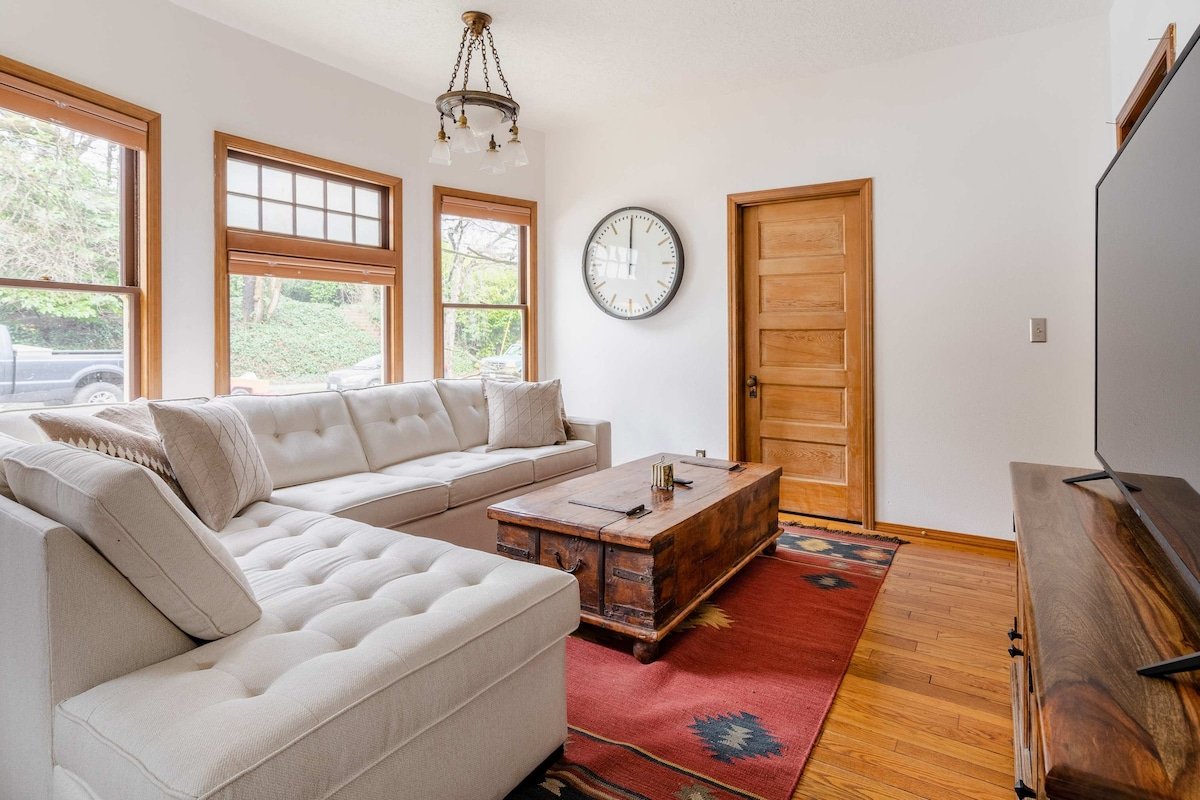 3BR Craftsman – Vintage Charm – Great Location gallery image 3