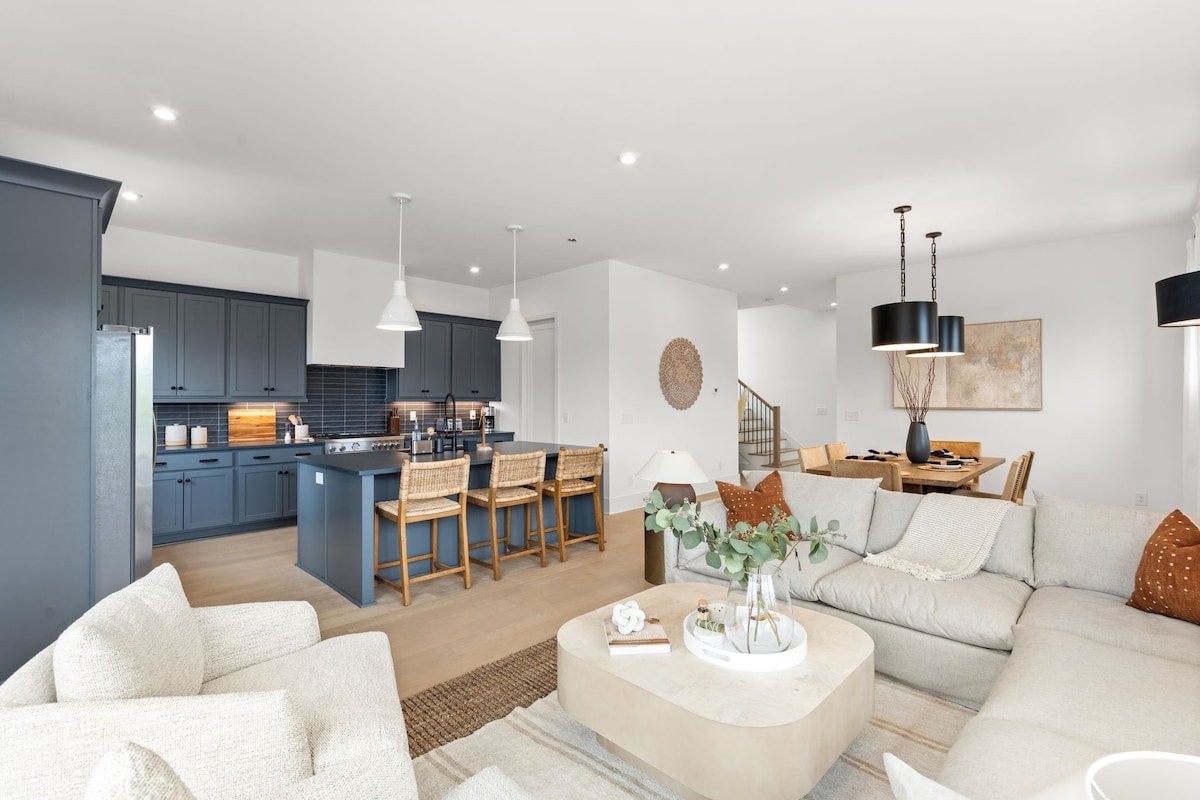 Lux & Bright! Rooftop Deck! 1.5 Miles to Broadway! gallery image 5