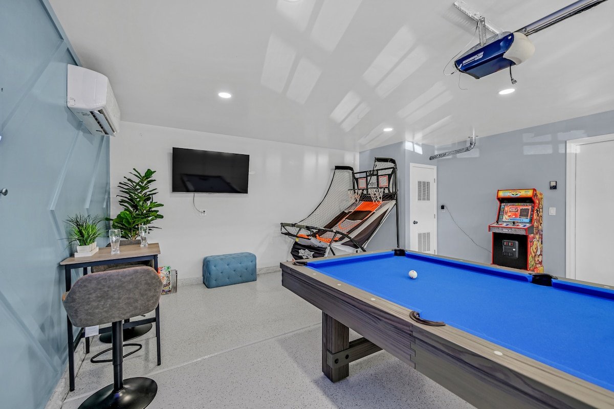 5BR/3BA NEW Game Room, Pool + Arcade + Fire Pit! gallery image 3