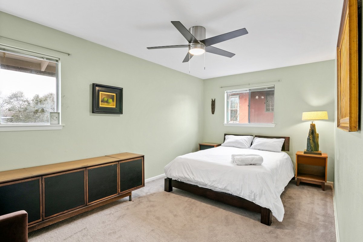 Huge 7 bed MCM House, Walk to Downtown! gallery image 5