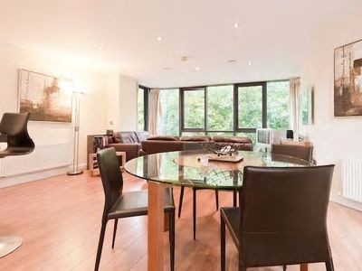 Large open plan living near tram line & Parking