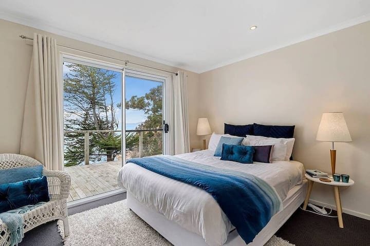 Hidden Bay Retreat 15 Min to Hobart, 5 Bed 3 Bath. gallery image 4