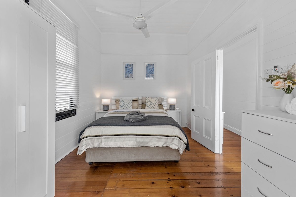 Contemporary Character! 3Bed/1.5Bath/1Car~New Farm gallery image 3