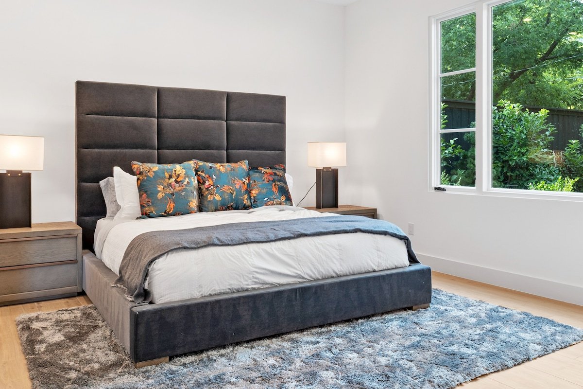 Stunning Lower Greenville Modern Villa gallery image 4