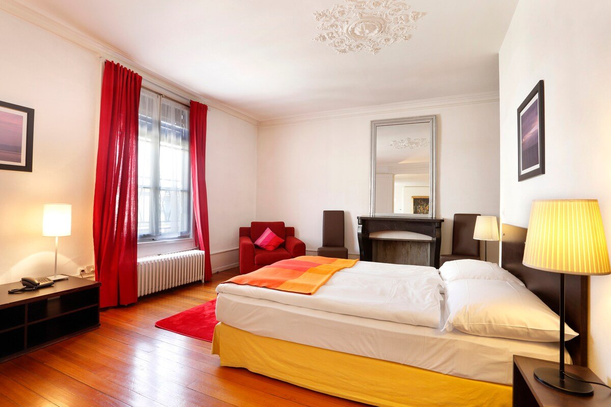 Large Apartment Centre Ville 1 gallery image 3