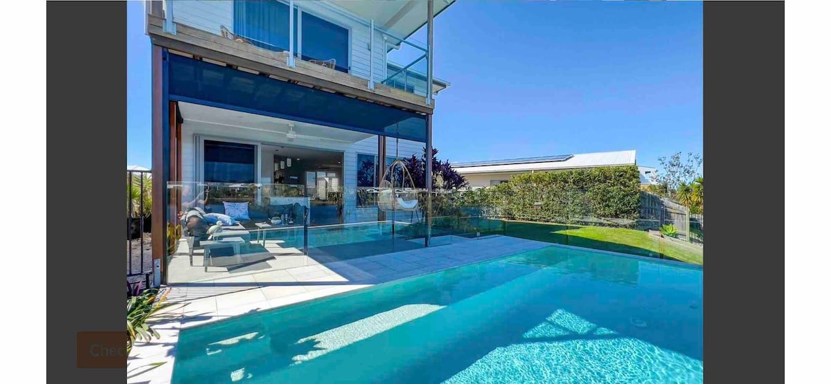 Serenity SEA LAKE HOUSE Pet Friendly, pool on lake gallery image 4