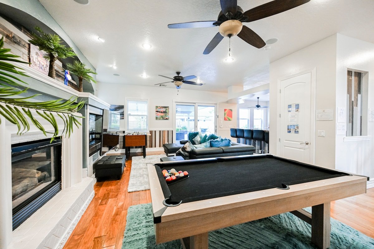 KC Happy Oasis 5BR/4BA Home w/ Theater & Pool gallery image 5