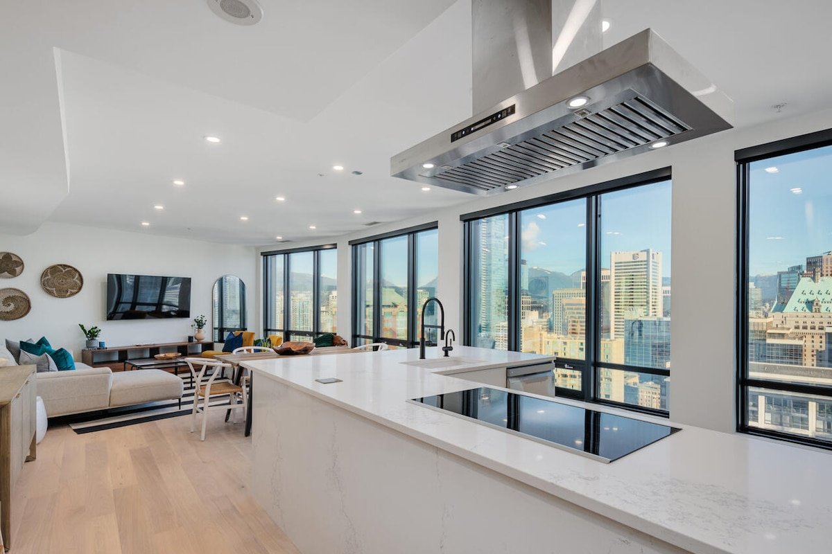 Stylish, Perfect Location Penthouse! AC & 3 BR! gallery image 2