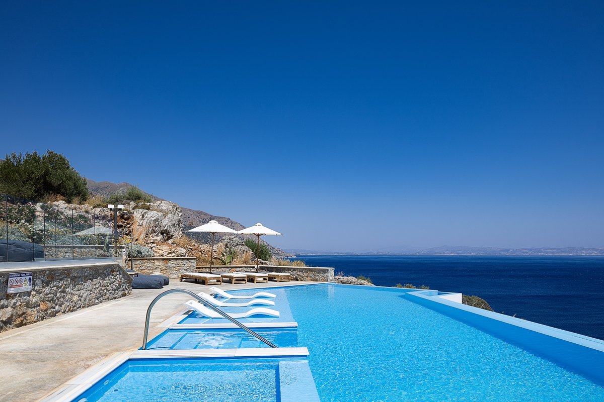 Seafront luxury villa,infinity pool & devine views