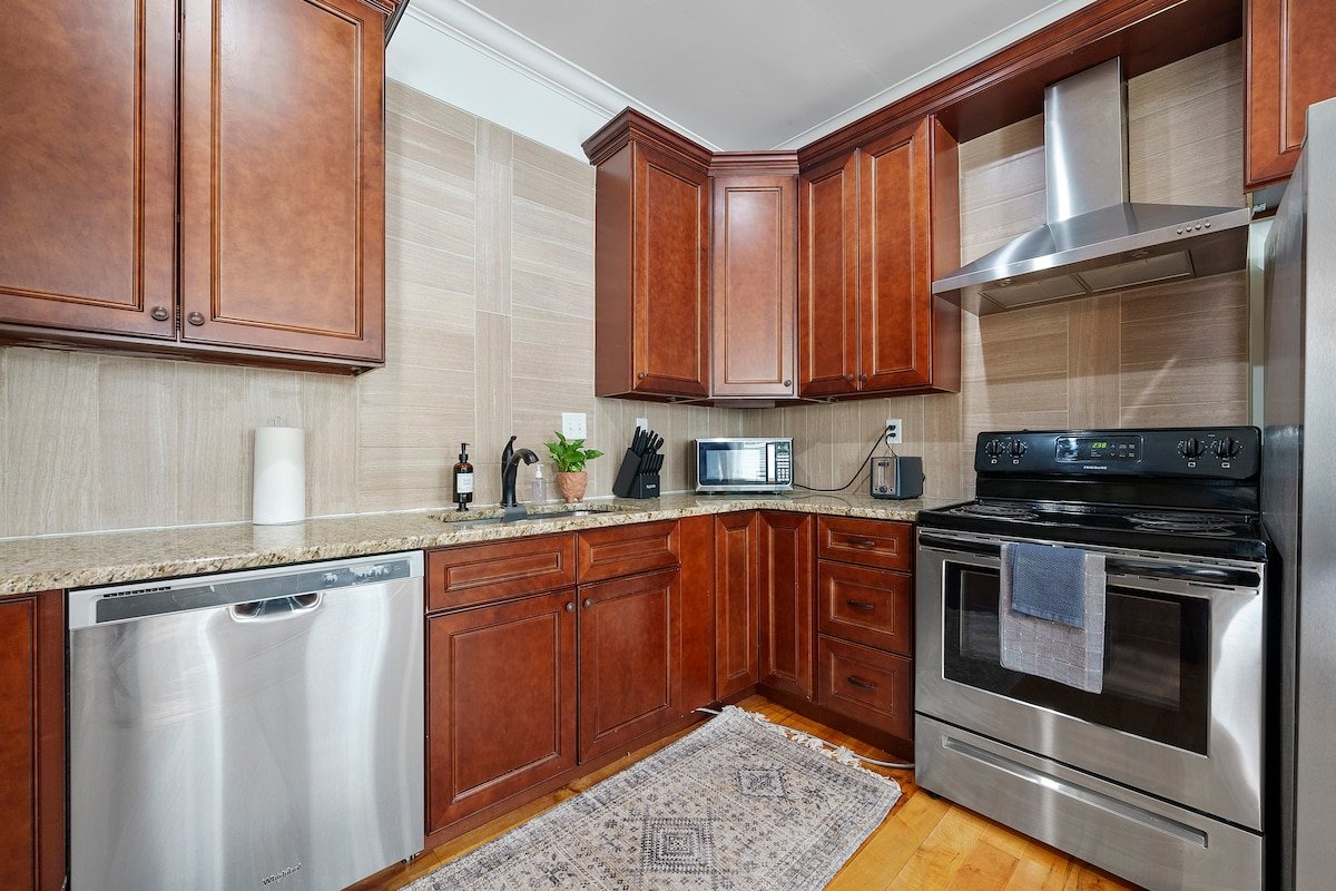 Downtown | Fenced Yard | Pet Friendly gallery image 5