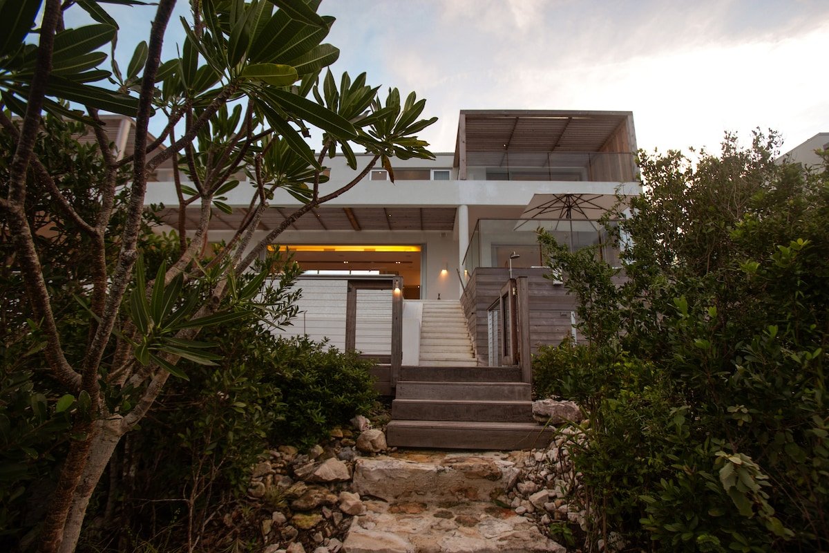 Beach Enclave North Shore V2 – 5B Beachfront Villa gallery image 2