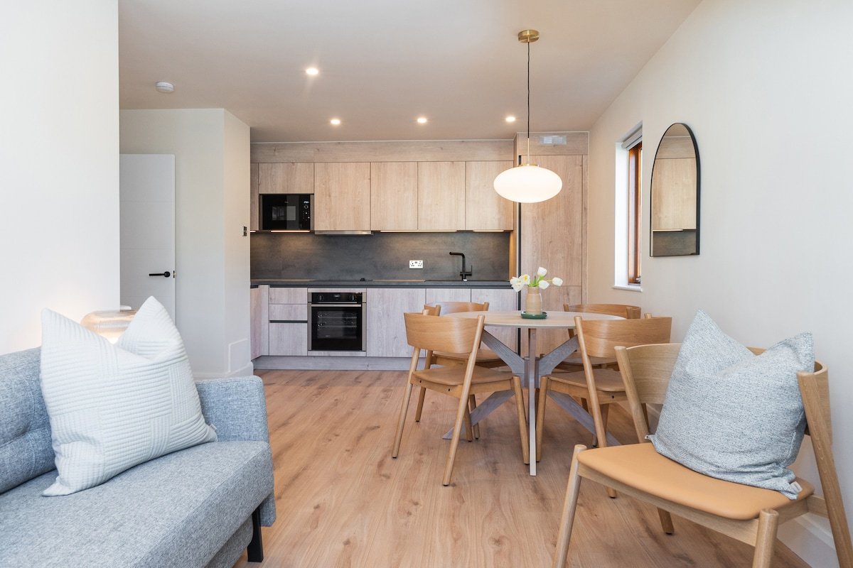 Perfect Location – Charming & Modern Apartment gallery image 2