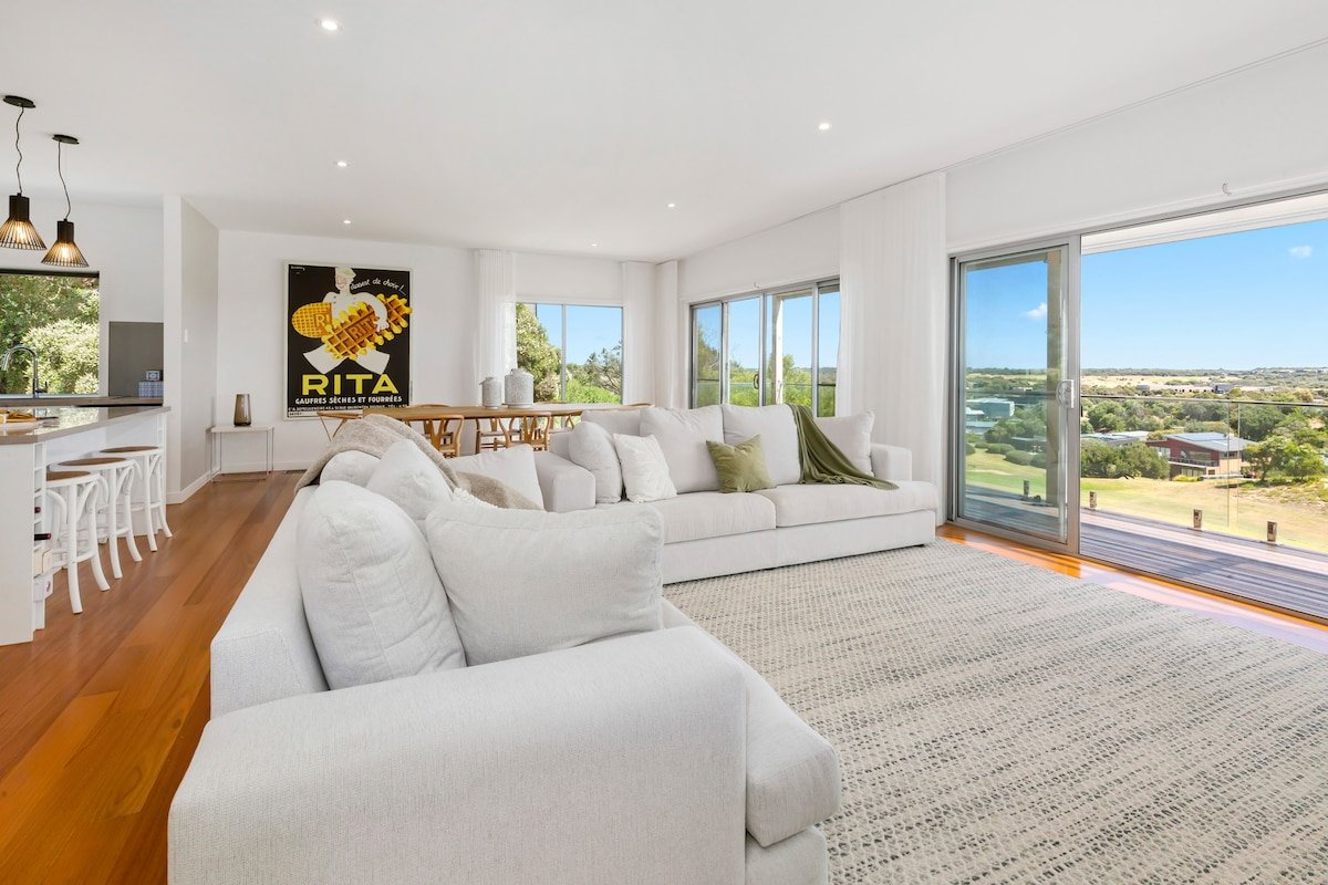 Moonah Views Luxury Getaway with Jacuzzi gallery image 3