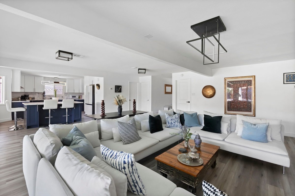 On Strip, 4x Luxurious King Bedrooms gallery image 5