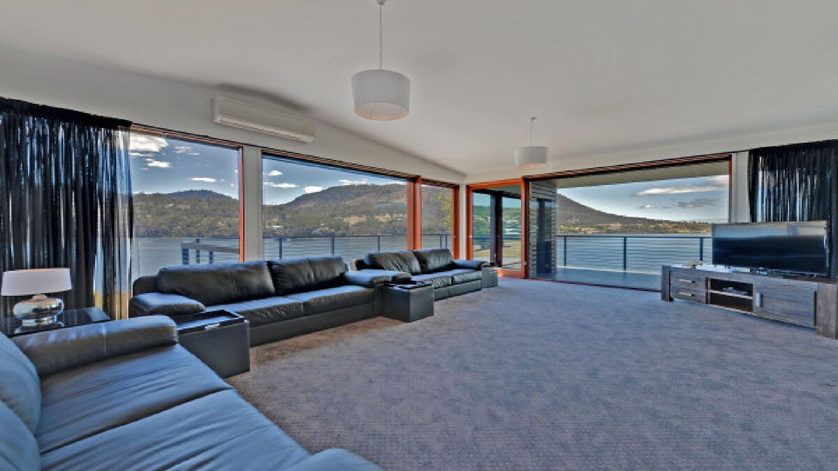 AMAZING 5-STAR WATERFRONT RETREAT ON THE RIVERWALK gallery image 4