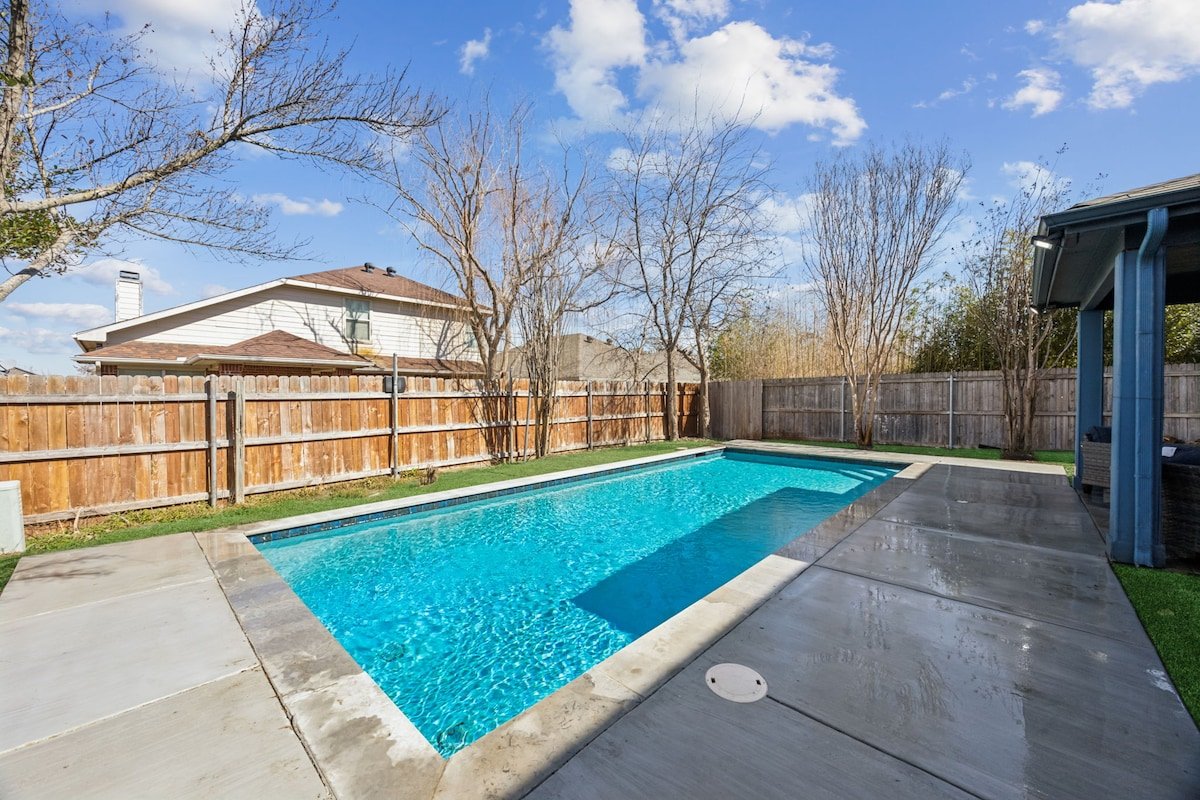 Beautiful Large House W/Pool! gallery image 5