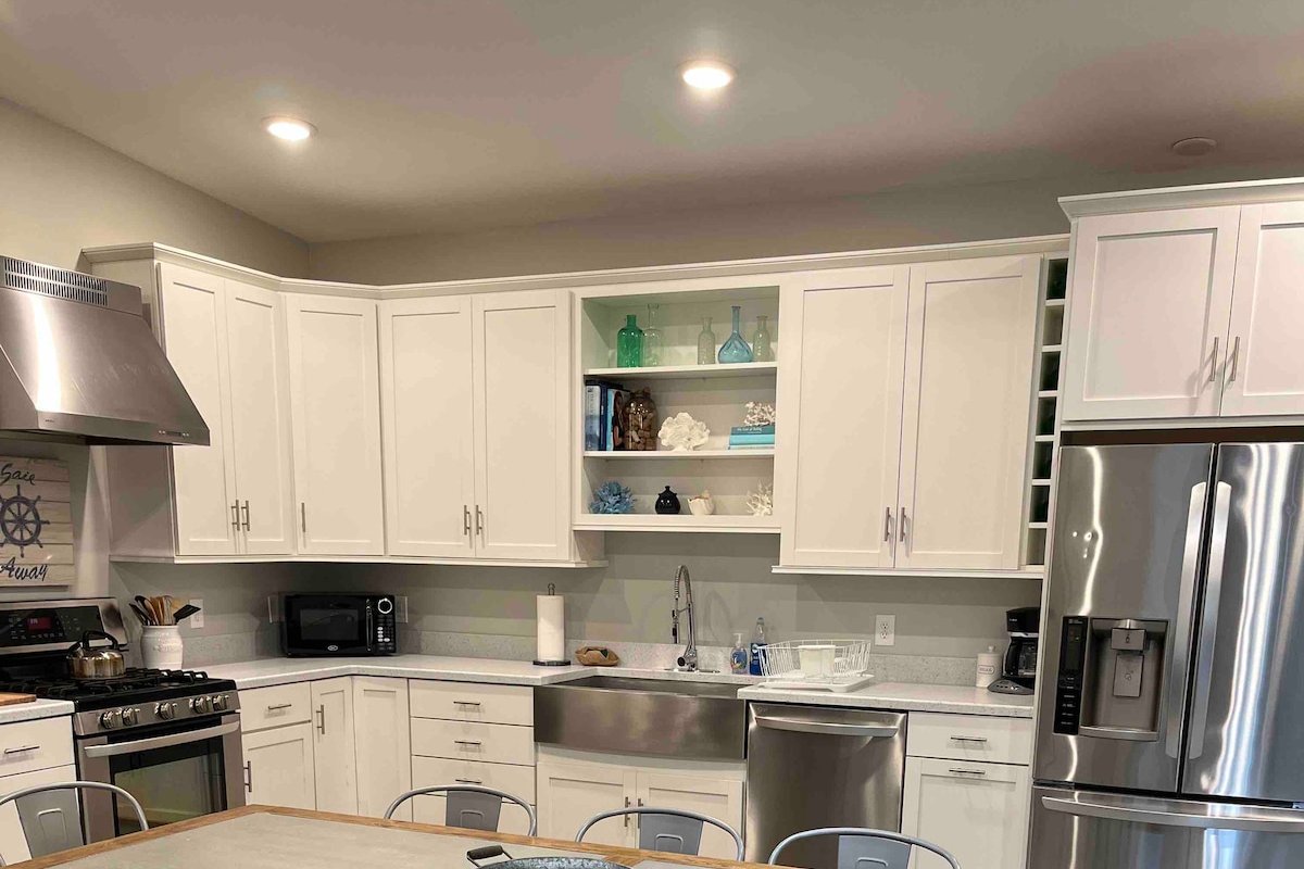 Steps from Beach, Cliff Walk, Minutes to Downtown! gallery image 4