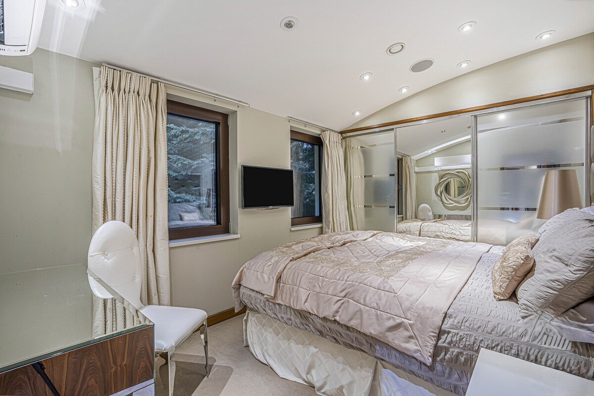 Winter Forest Retreat – Luxury Home in Chigwell gallery image 2