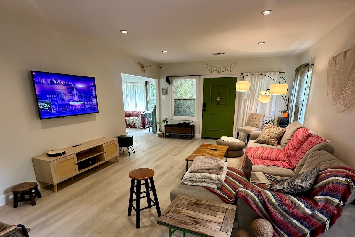 Oasis in Hollywood with parking gallery image 3