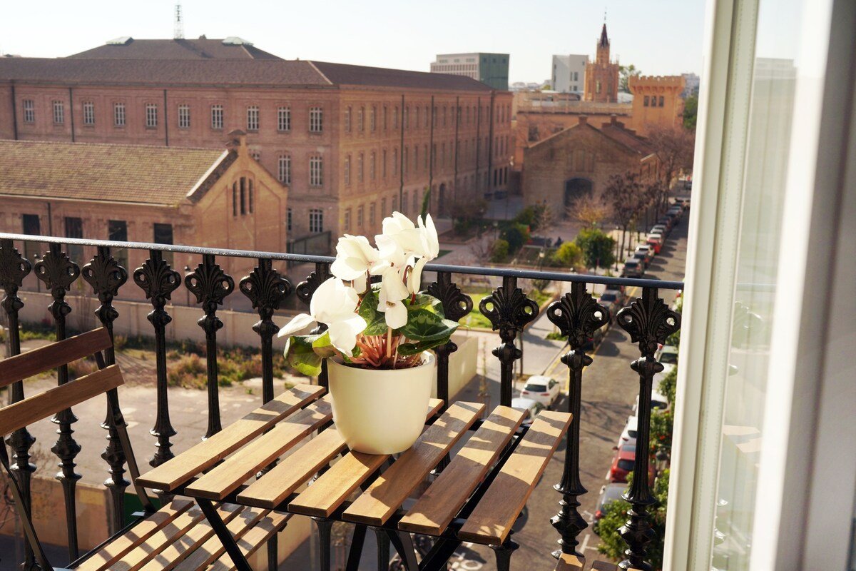 Modern apartment with balconies and good views. gallery image 3