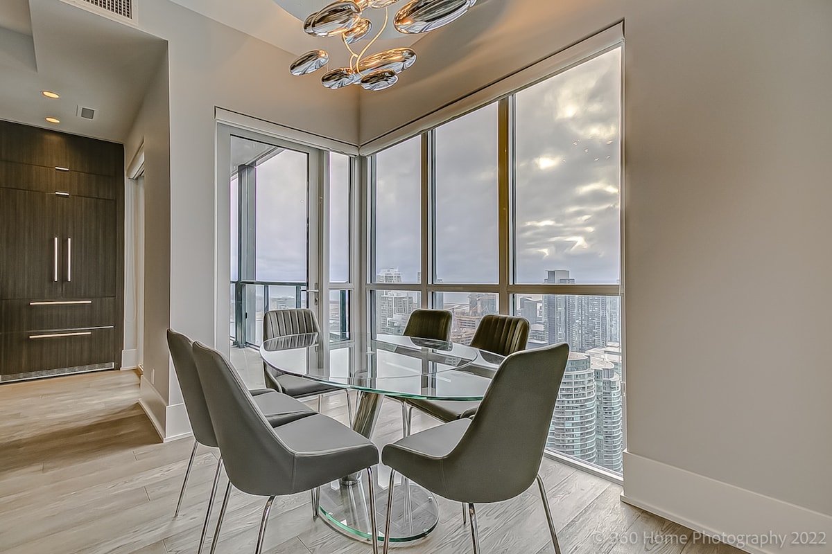 Luxe Downtown Penthouse near CN Tower (1500sq ft) gallery image 3