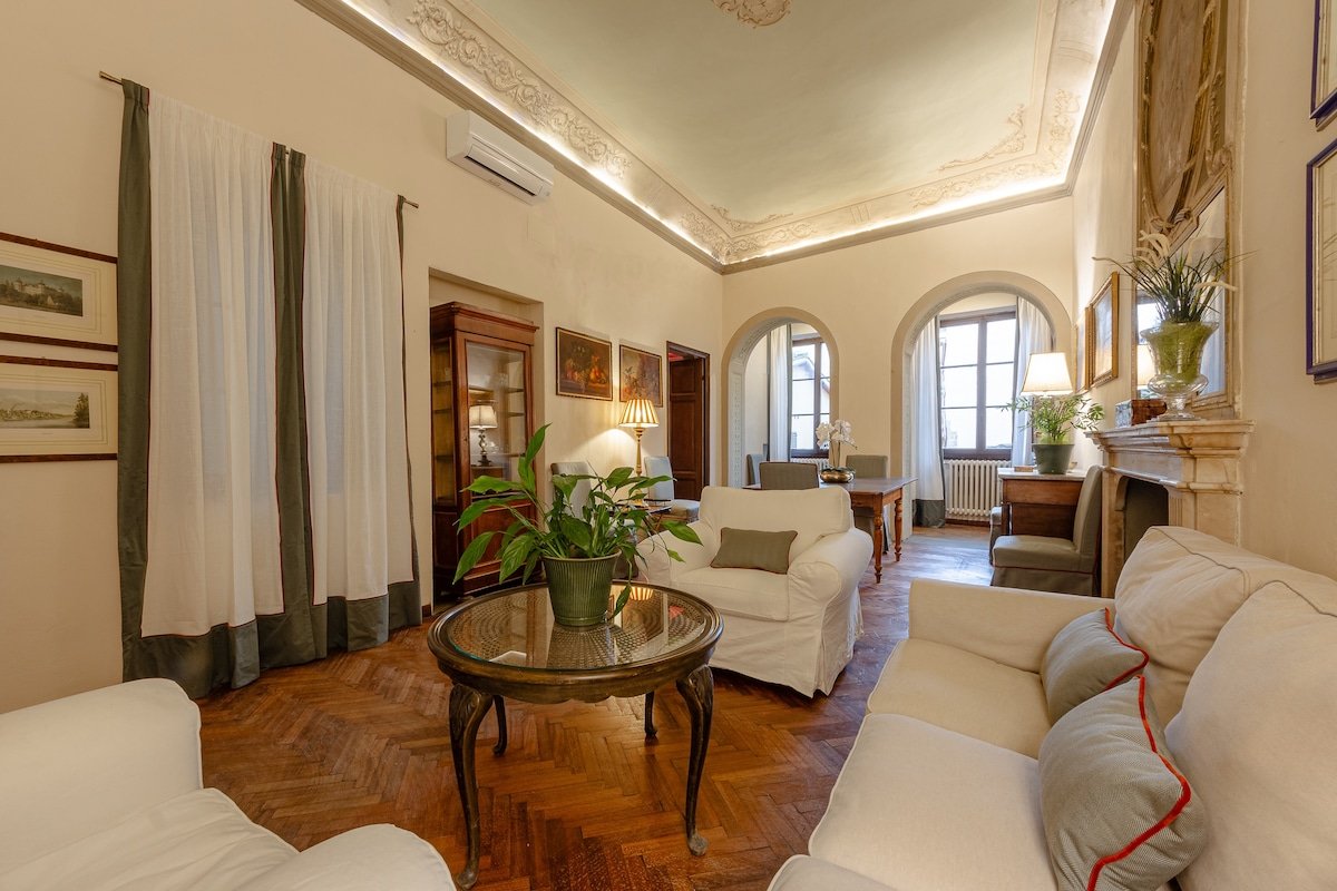 Uffizi Palace Centro elegant apartment + parking gallery image 4
