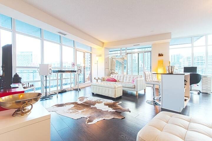 Elegant 2 BD Waterfront Condo Downtown Toronto gallery image 2
