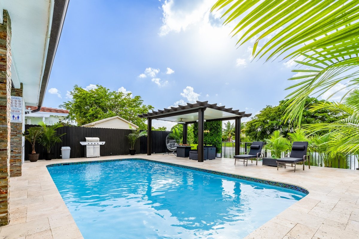 Majestic Lakeview Villa | Heated pool | kayak |BBQ gallery image 3