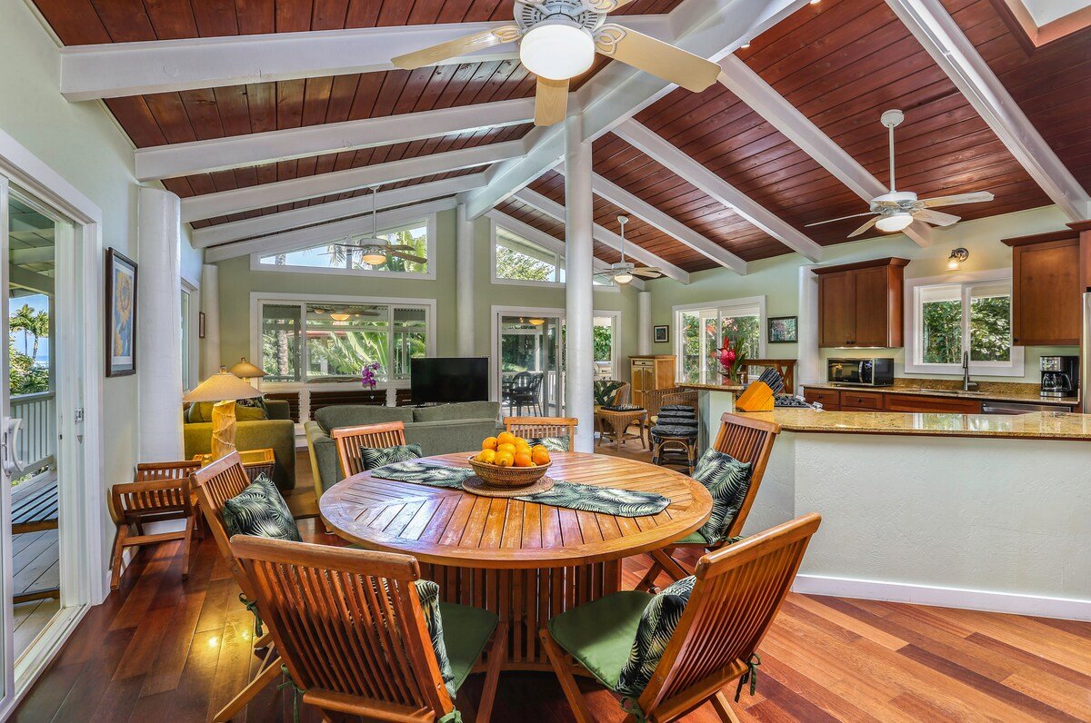 A Tropical Paradise! Walk to the Beach gallery image 5