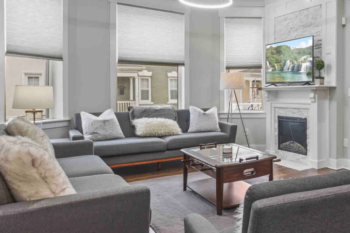 Olde Towne East Luxurious Castle gallery image 3