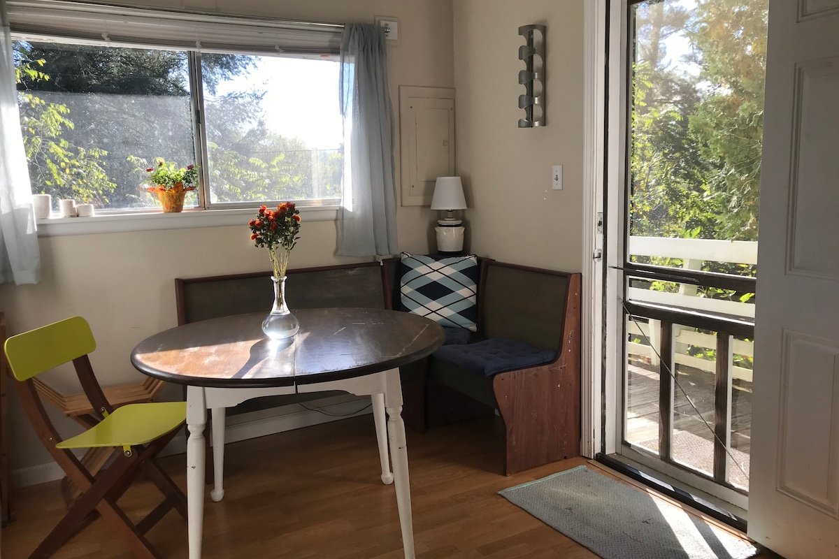 Mountain location. Five minutes to downtown gallery image 2