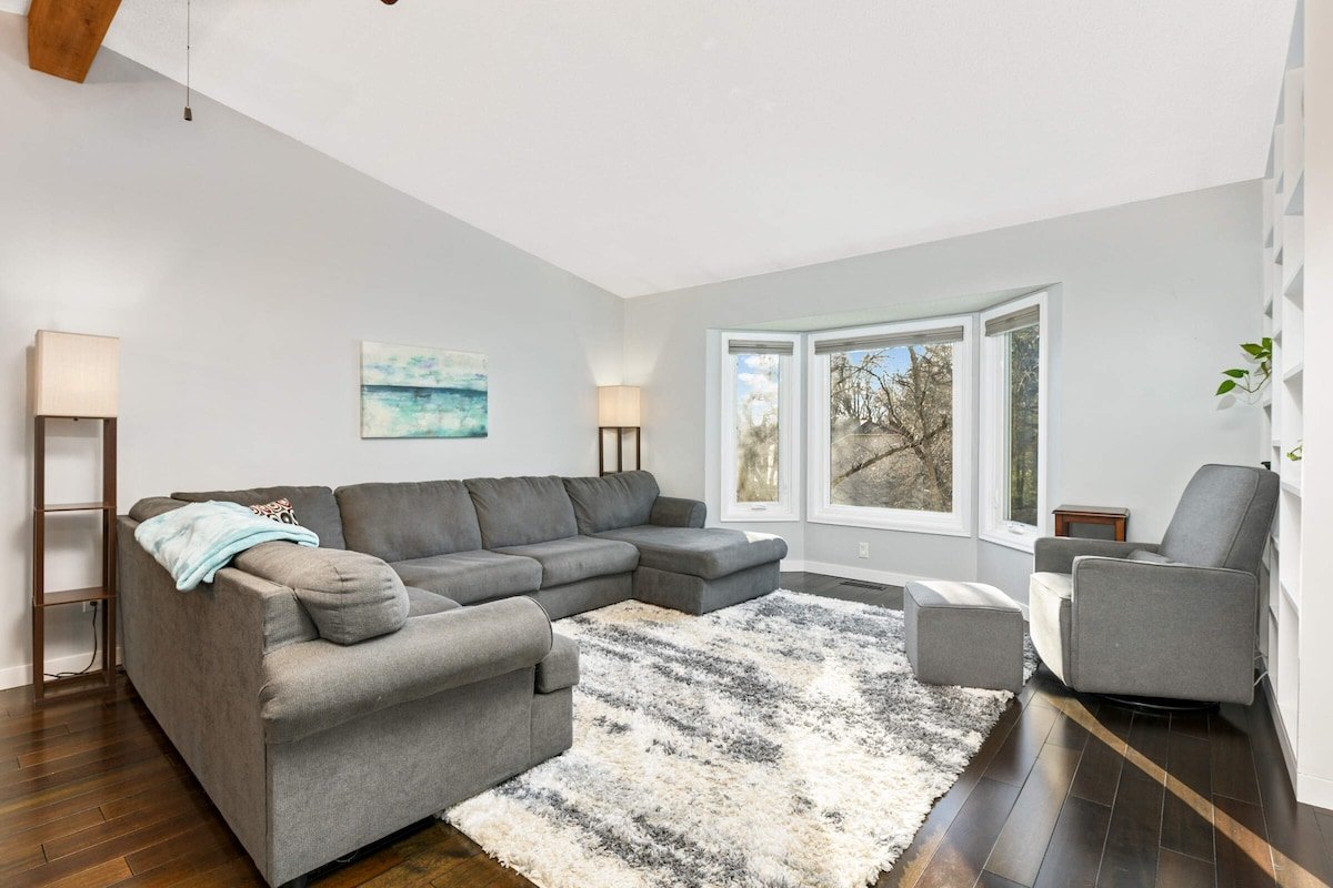 Family-Friendly 4-Bed Retreat gallery image 2